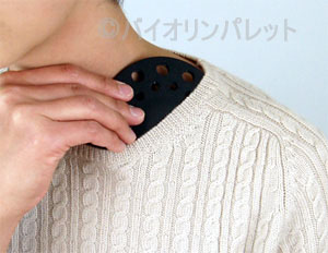 肩当MagiPad 穴の開いたパッドを衣服の中へ入れます
