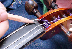 上駒の溝を鉛筆でなぞる