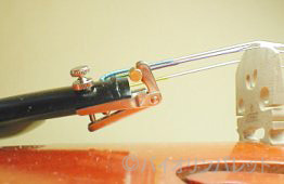 先端が飛び出したアジャスター